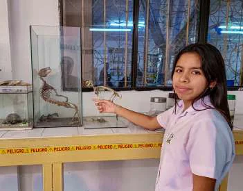 Estudiante en laboratorio de ciencias