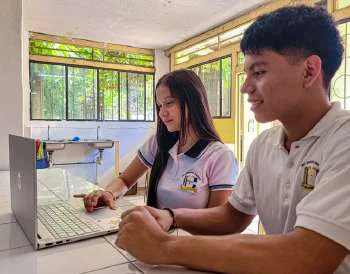 Estudiantes trabajando con tecnología