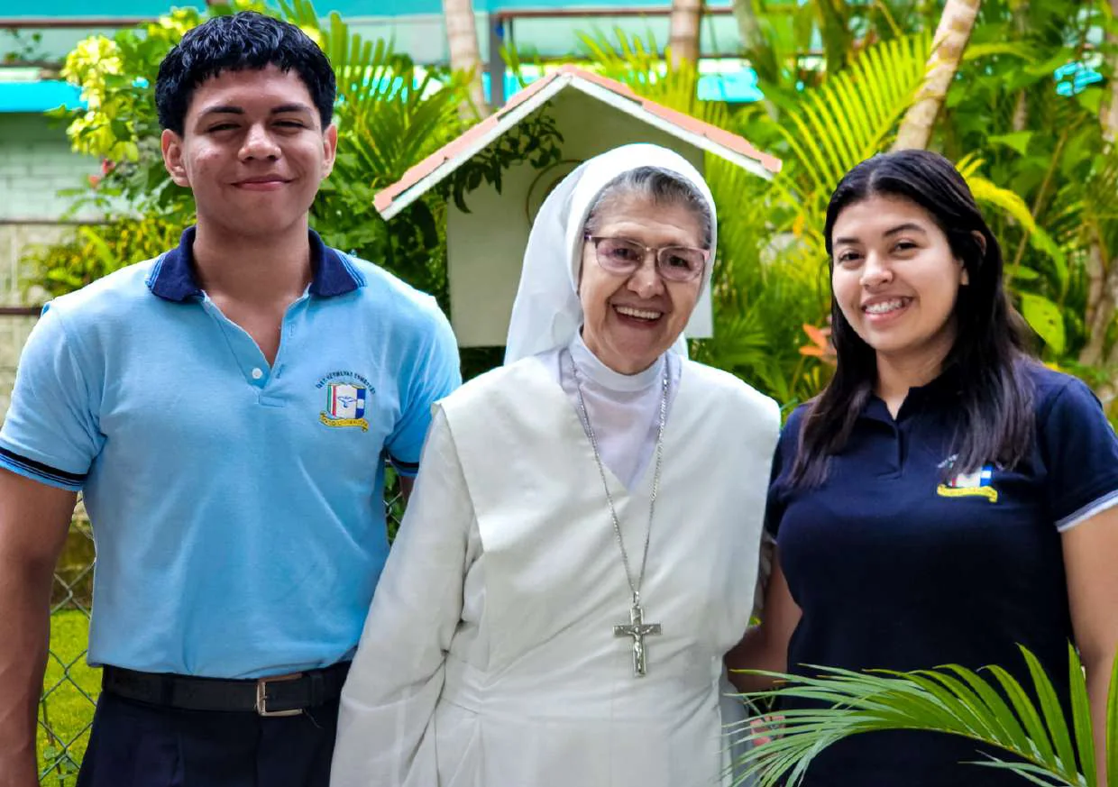 Estudiantes y religiosa del Instituto Hermanas Somascas