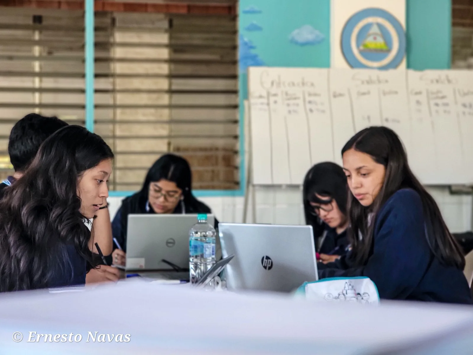 Clase en el aula técnica del Instituto Hermanas Somascas con estudiantes participando