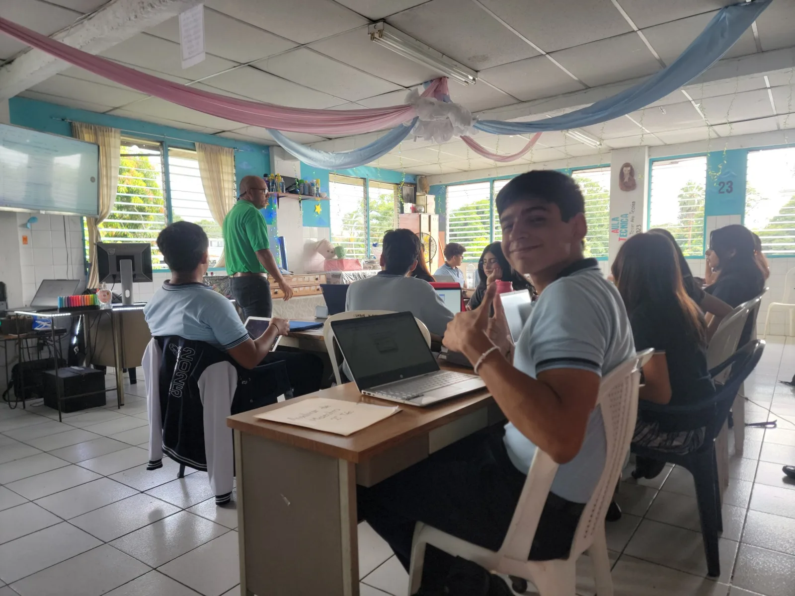 Docente guiando a estudiantes del Instituto Hermanas Somascas en el aula técnica