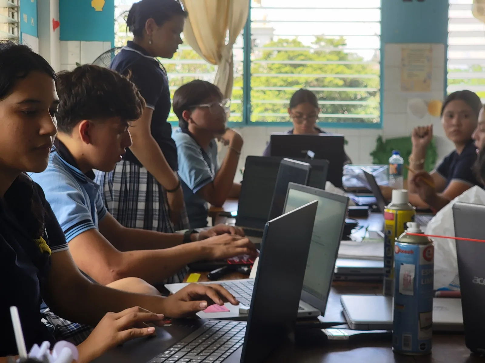 Estudiantes del Instituto Hermanas Somascas trabajando en equipos en el aula técnica