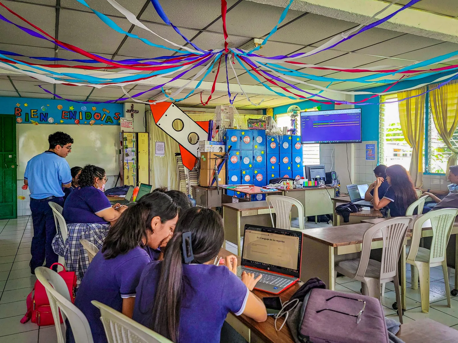Aula técnica del Instituto Hermanas Somascas preparada para trabajo colaborativo y uso de tecnología