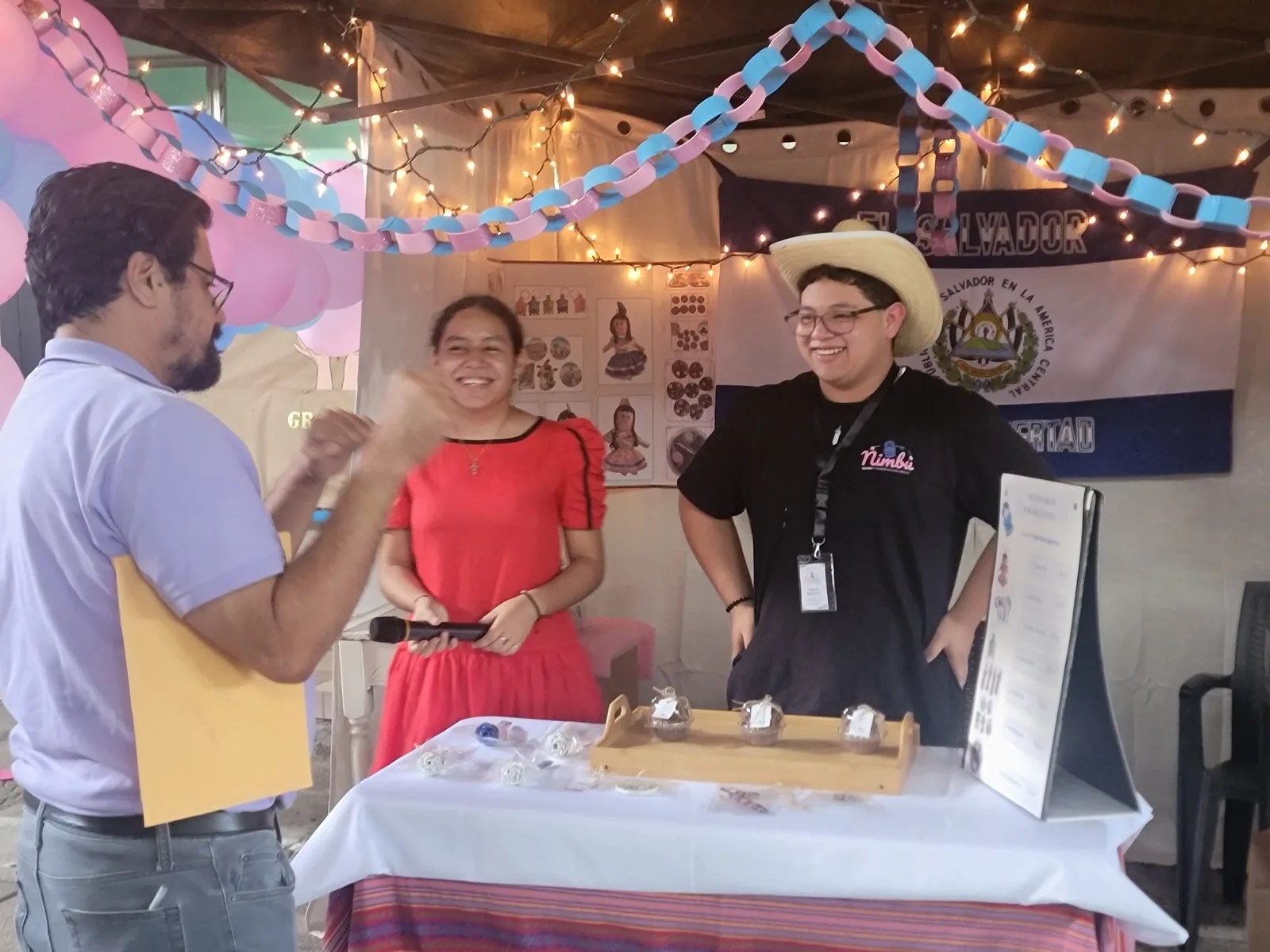Estudiantes presentando un emprendimiento en una feria escolar del Instituto Hermanas Somascas
