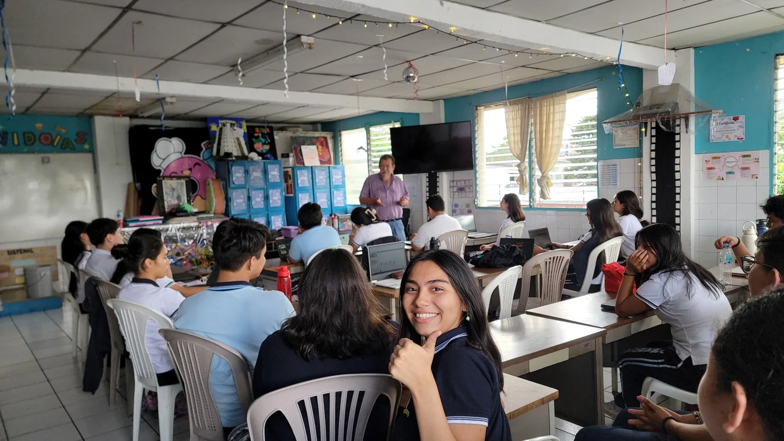 Estudiantes del Instituto Hermanas Somascas reunidos en un momento de unión de equipo