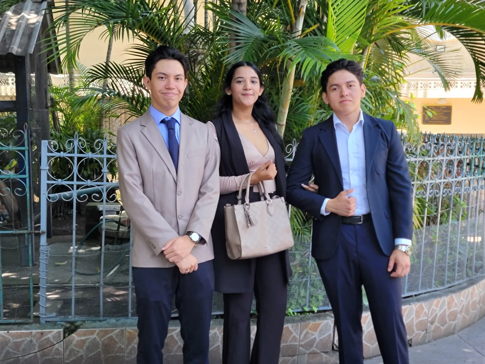Estudiantes del Instituto Hermanas Somascas vestidos formalmente para una experiencia profesional