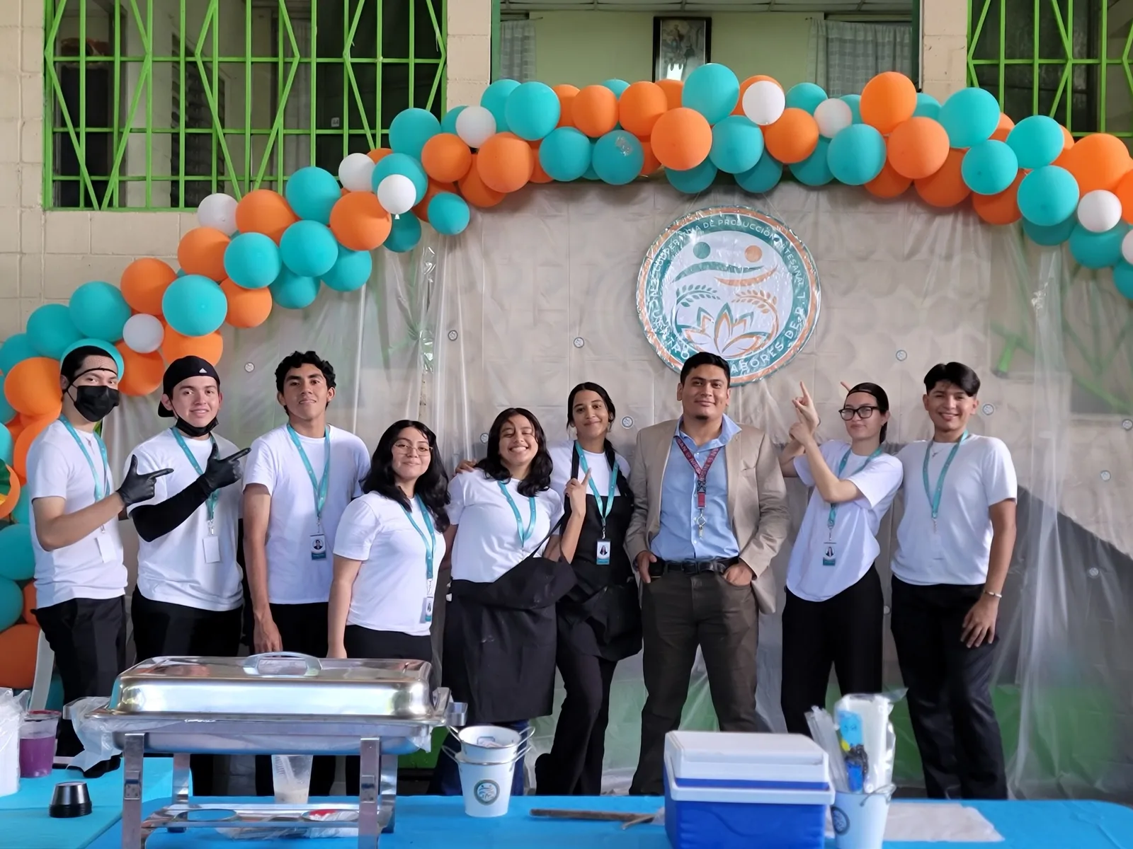 Equipo de estudiantes del Instituto Hermanas Somascas en un stand de feria técnica