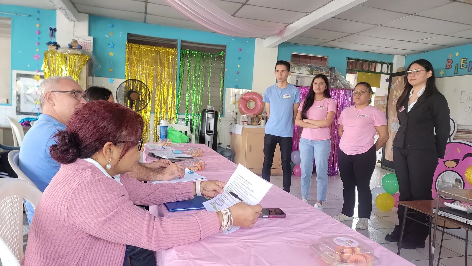 Estudiantes del Instituto Hermanas Somascas defendiendo una propuesta ante evaluadores