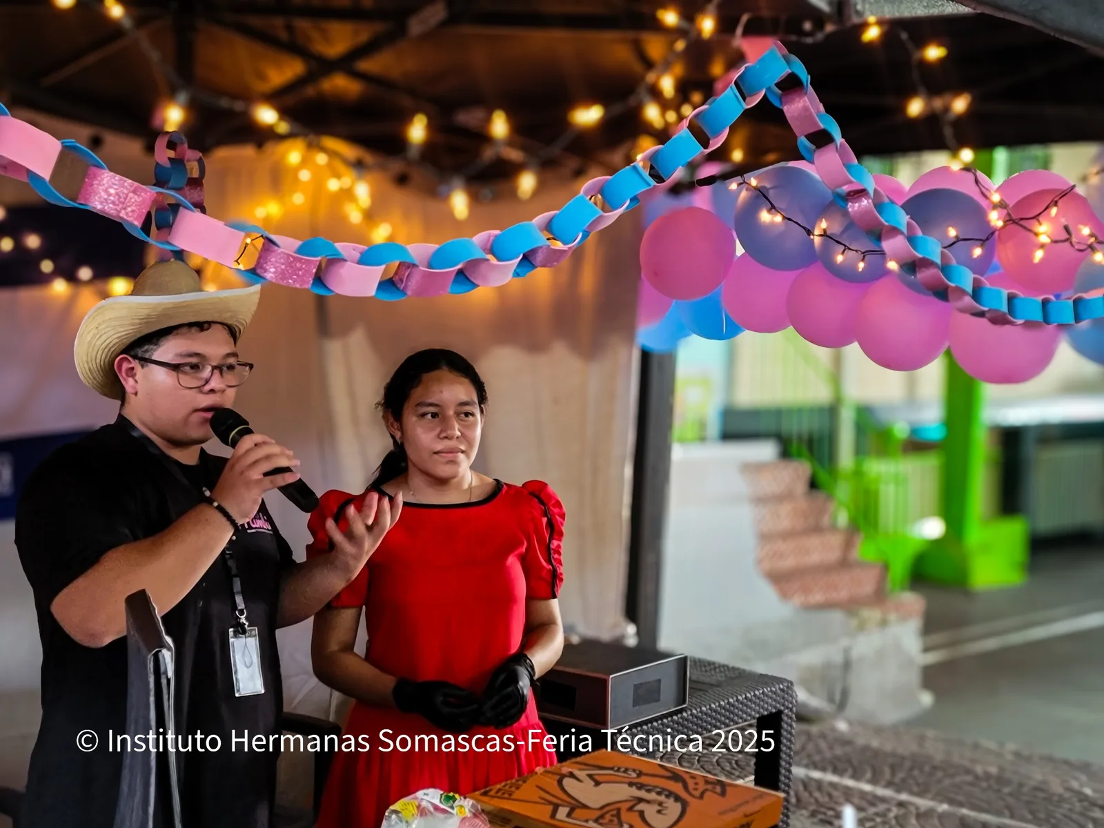 Estudiantes del Instituto Hermanas Somascas realizando una presentación oral en feria técnica