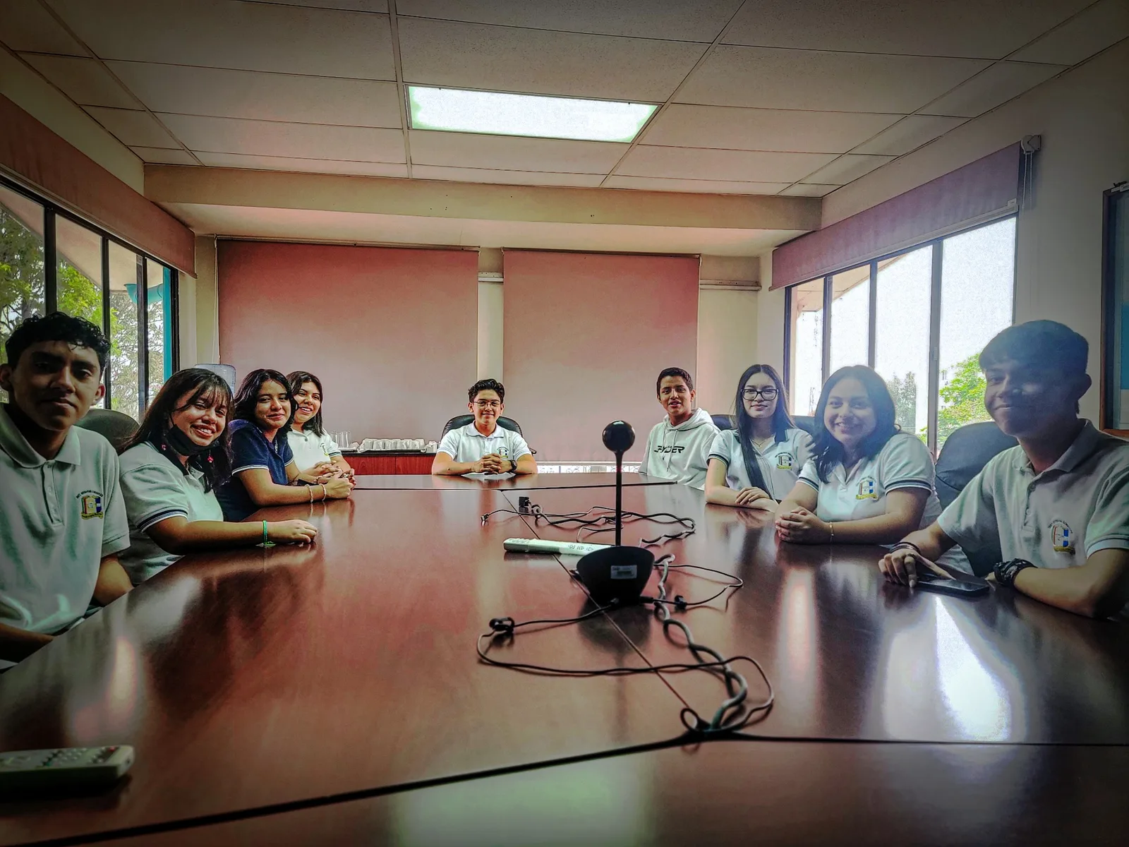 Estudiante del Instituto Hermanas Somascas realizando práctica de branding y colorimetría