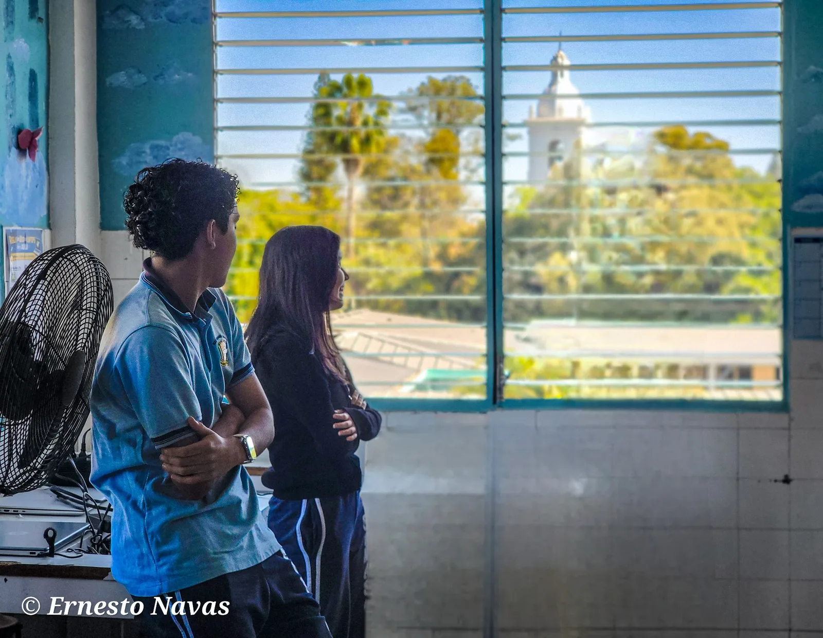 Estudiantes del Instituto Hermanas Somascas trabajando colaborativamente con laptops