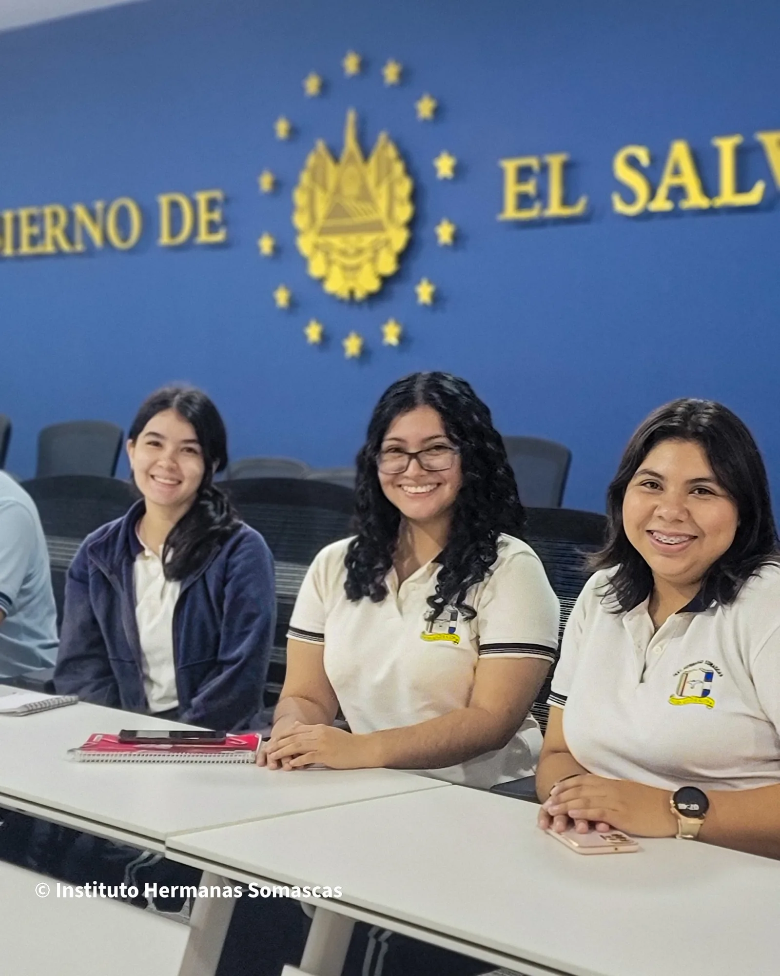 Estudiantes del Instituto Hermanas Somascas durante una visita a una institución pública de El Salvador