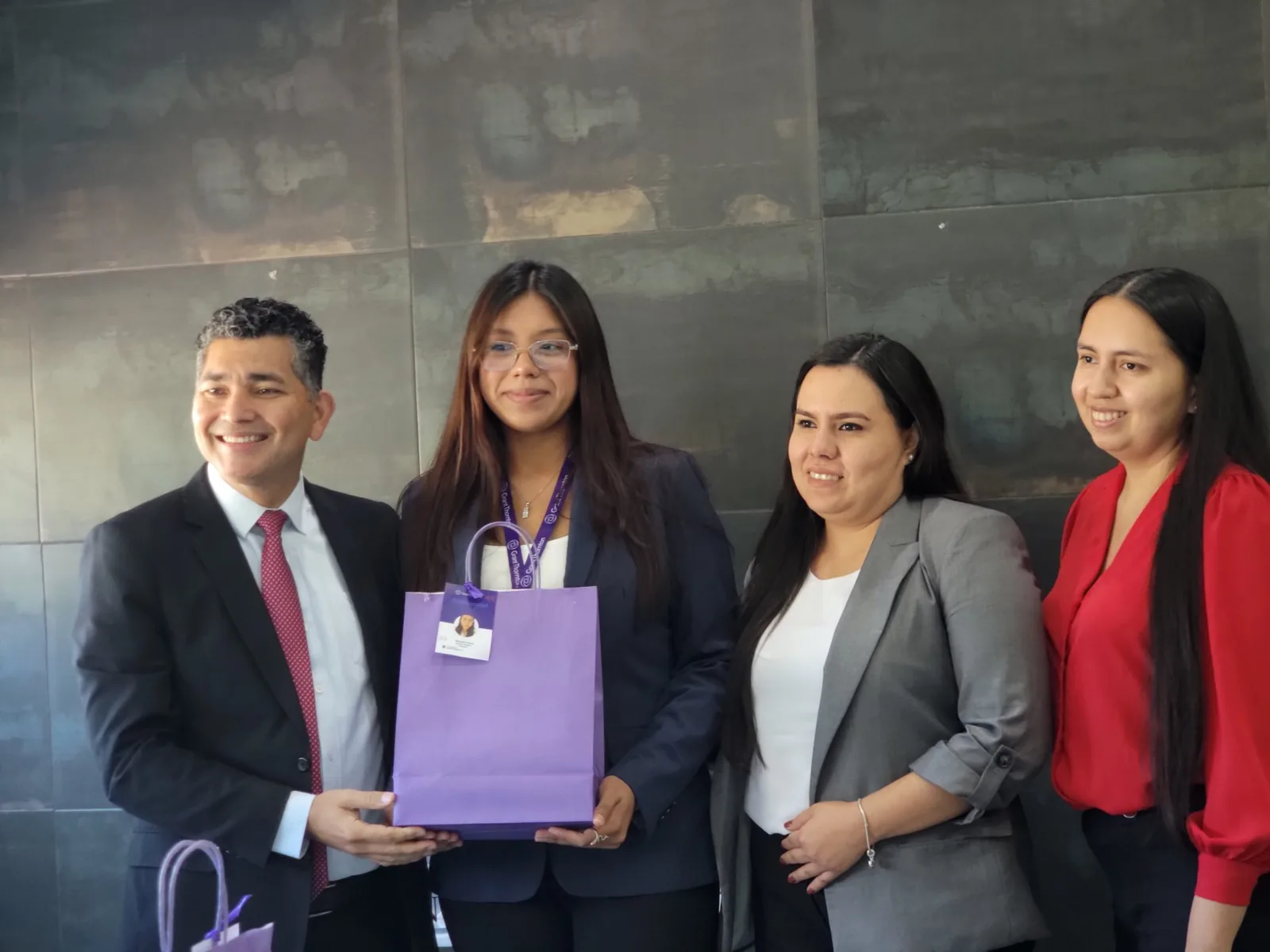 Estudiante del Instituto Hermanas Somascas participando en una actividad con profesionales