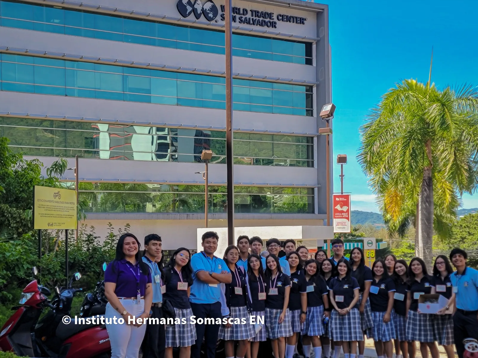 Estudiantes del Instituto Hermanas Somascas durante una visita al World Trade Center San Salvador