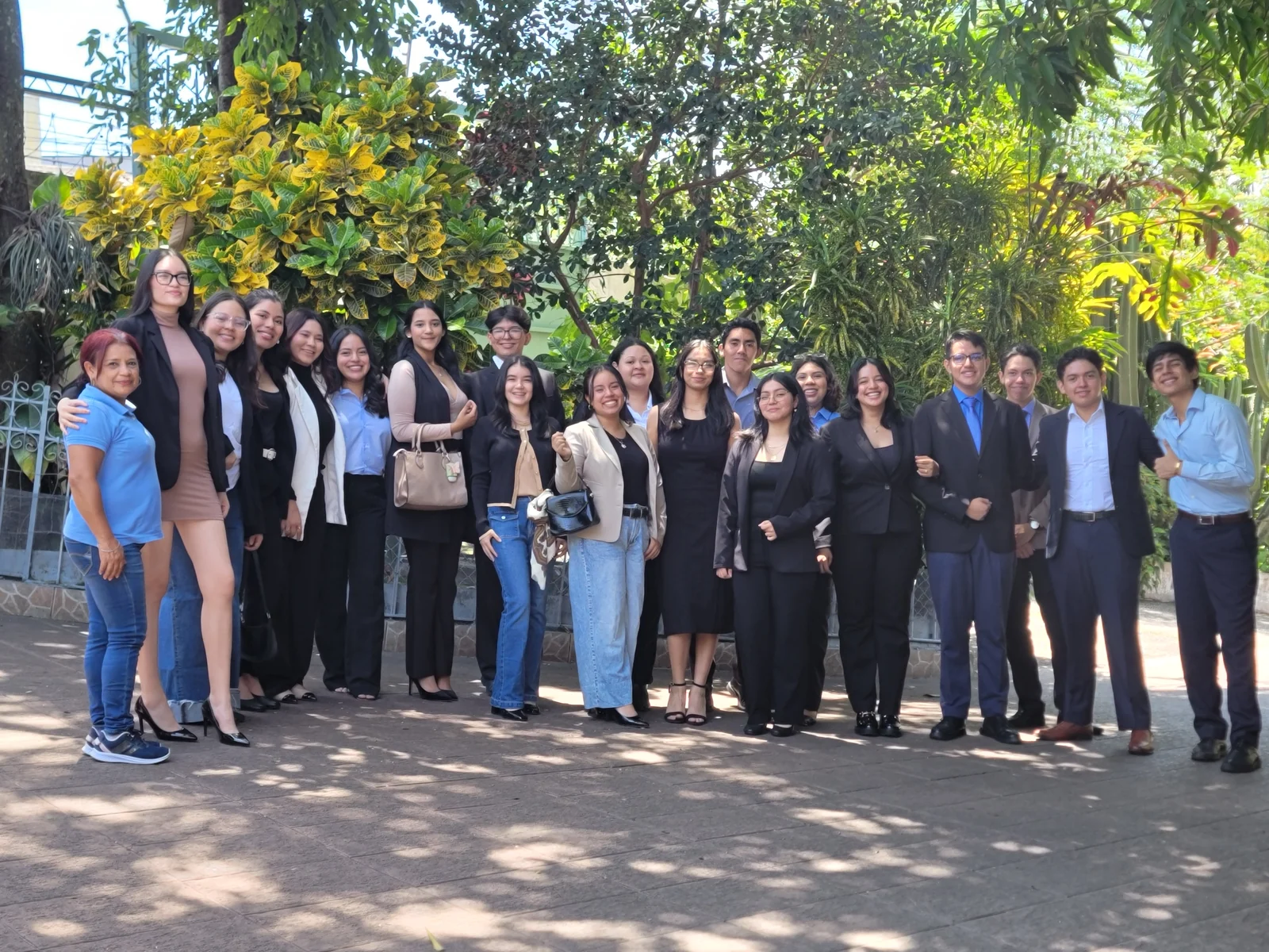 Grupo de estudiantes y docentes en una actividad fuera del aula
