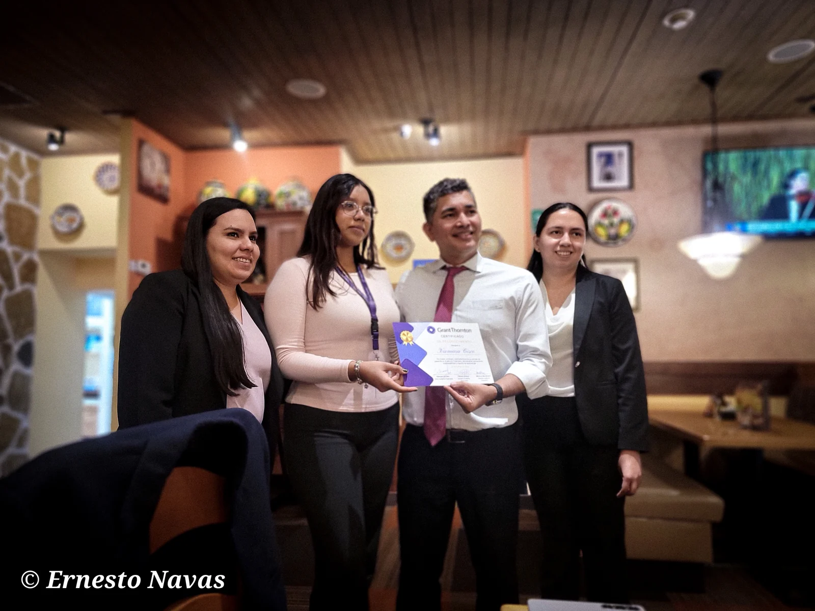 Entrega de un reconocimiento durante una actividad profesional