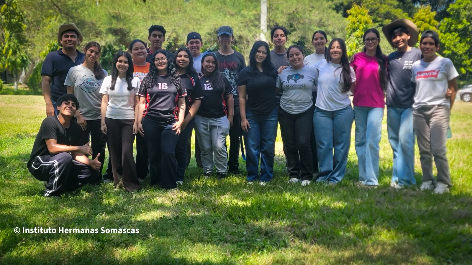 Grupo de estudiantes del Instituto Hermanas Somascas en una experiencia fuera del aula en agosto de 2026