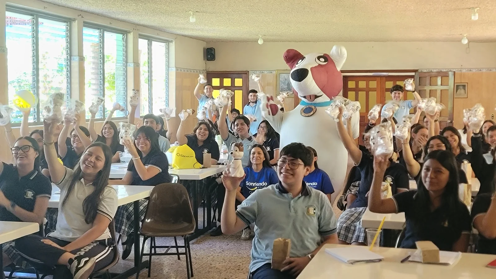 Estudiantes participando en una actividad colectiva