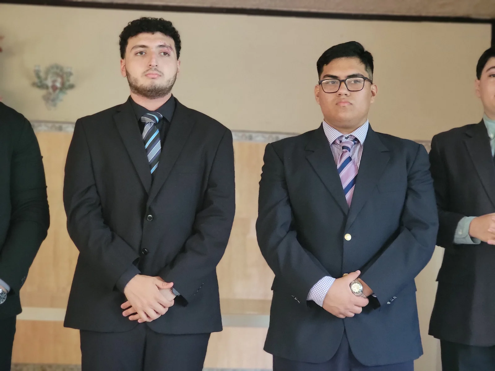 Estudiantes de Gestión Organizacional con vestimenta formal