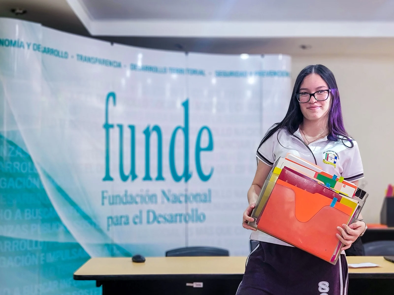 Estudiante con documentos en un entorno de trabajo administrativo