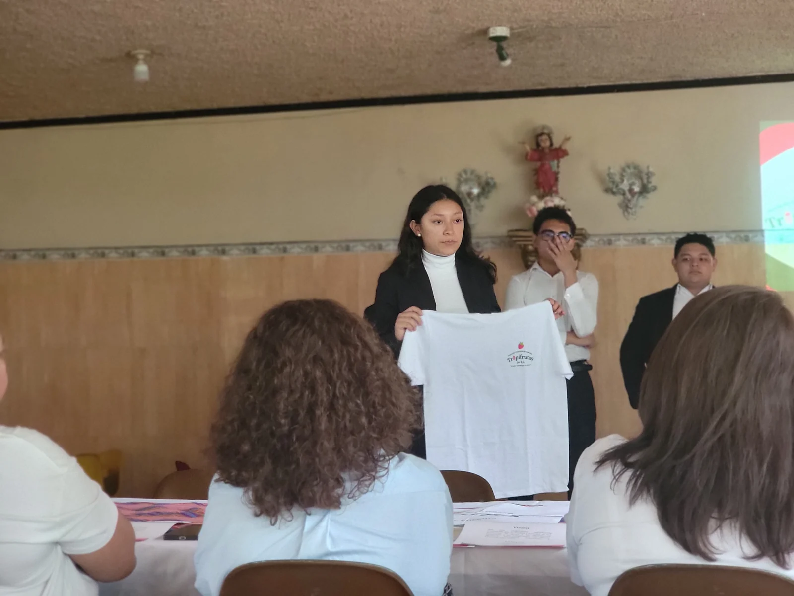Estudiantes presentando un proyecto ante un público