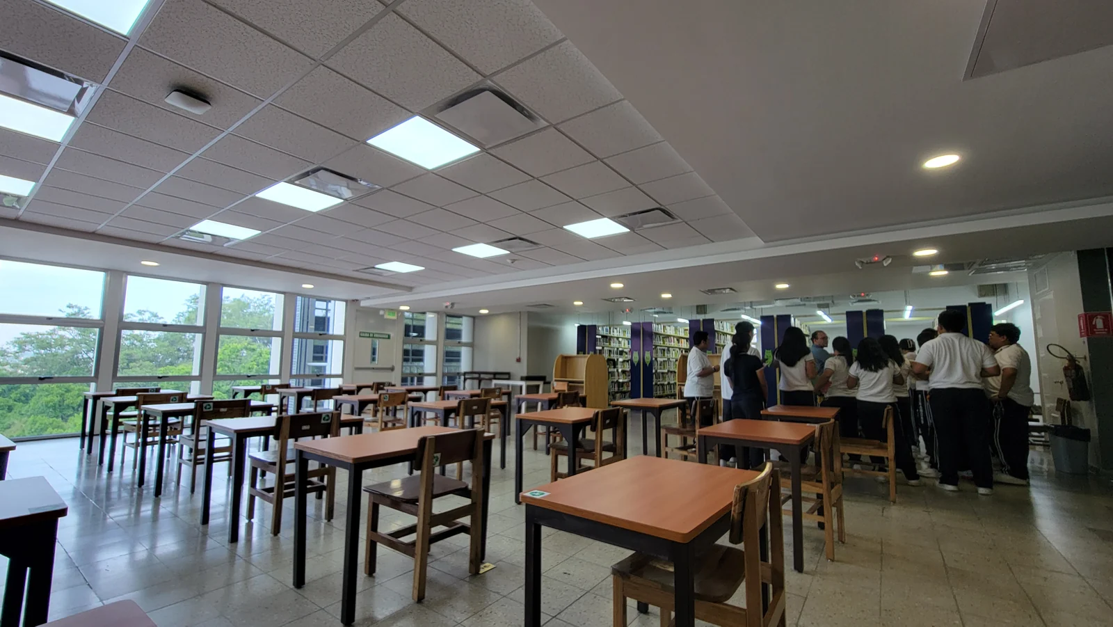 Grupo de estudiantes durante una visita a una biblioteca